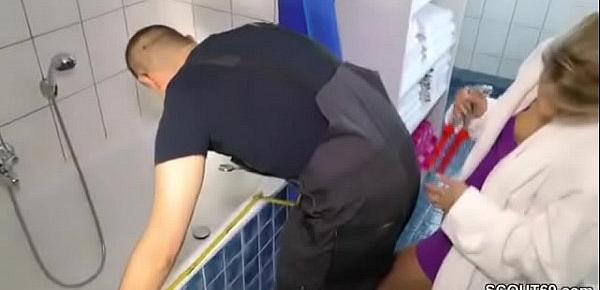 DEUTSCHE TOCHTER FICKT MIT DEM HANDWERKER ALS DIE ELTERN WEG SIND